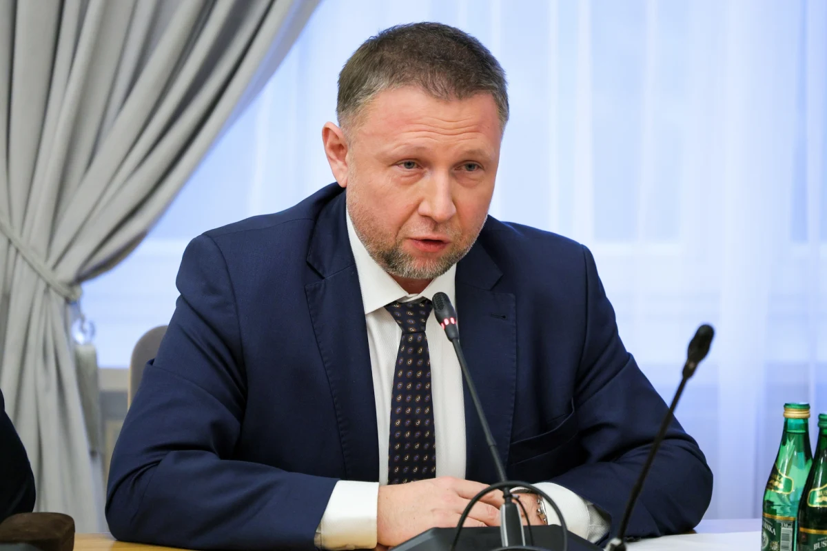 "Projekt ustawy powodziowej został zatwierdzony i wpisany do wykazu prac rządu" - zapewnił w poniedziałek minister Marcin Kierwiński. Dodał, że UOKiK zakończył kontrolę firm ubezpieczeniowych w związku z wypłatą odszkodowań powodzianom. "Sytuacja nie wygląda źle" - ocenił pełnomocnik rządu ds. odbudowy obszarów dotkniętych powodzią.