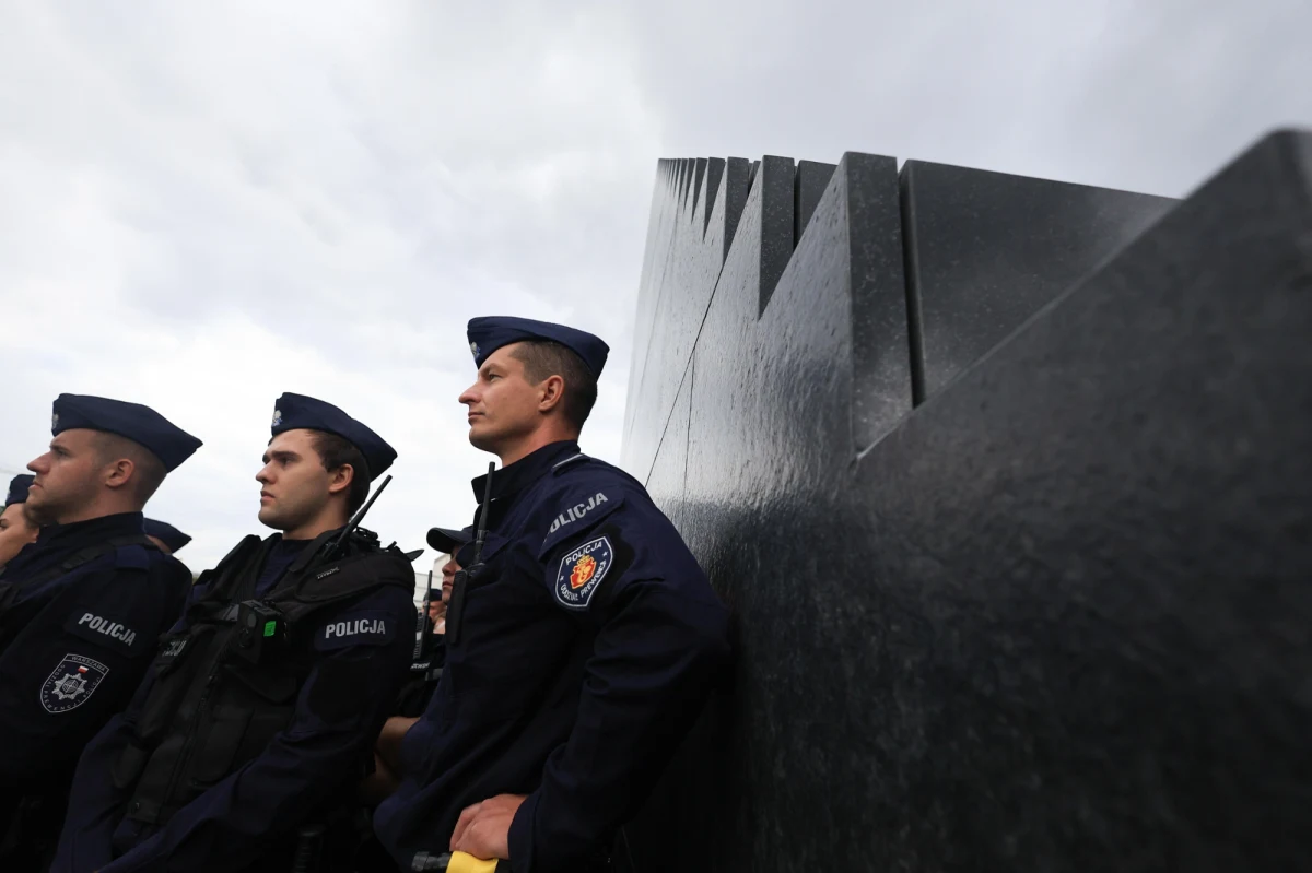 Poseł PiS Antoni Macierewicz zamazał w poniedziałek wieczorem farbą w sprayu napis na wieńcu złożonym przez aktywistów przed pomnikiem Ofiar Tragedii Smoleńskiej.