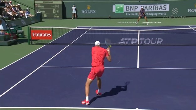 Poniedziałkowy wieczór przyniósł nam rywalizację z udziałem Huberta Hurkacza w batalii o awans do czwartej rundy ATP Masters 1000 w Indian Wells. Polak wyszedł na kort tuż po godz. 21:00 czasu polskiego, by zmierzyć się z Alexem de Minaurem, dziesiątym tenisistą rankingu. Chociaż to Australijczyk był faworytem, trudno było się spodziewać aż takiej dominacji, jaka miała miejsce dzisiaj na korcie. Tenisista z Sydney wygrał spotkanie 6:4, 6:0 i zagra o ćwierćfinał z Francisco Cerundolo.
