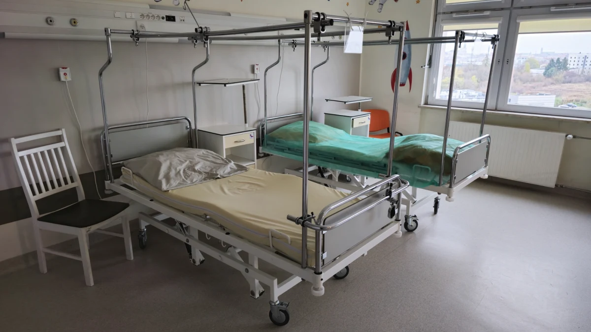 Krakowski szpital MSWiA przywraca od wtorku przyjęcia pacjentów na oddział neurologii. Placówka po sobotnim cyberataku wciąż pracuje w trybie awaryjnym, co może wiązać się z utrudnieniami dla przyjmowanych na oddziały. Szpital pracuje praktycznie w pełnym zakresie na podstawie dokumentacji papierowej. Po cyberataku w stolicy Małopolski Ministerstwo Zdrowia ma zlecić wszystkim placówkom w Polsce testy bezpieczeństwa systemów informatycznych.