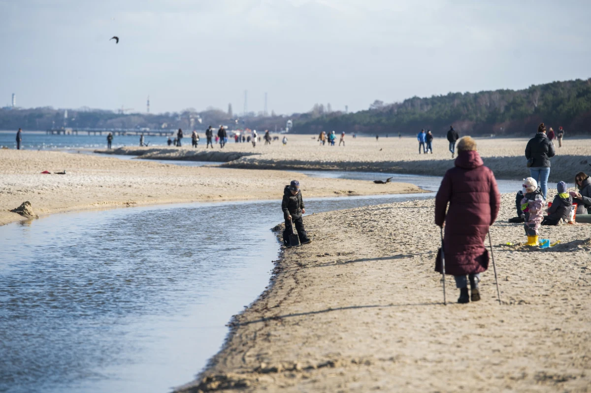 Sto niewybuchów i bomba lotnicza zalegają na dnie Zatoki Gdańskiej - w miejscu, gdzie powstanie pływający terminal gazowy. Od wtorku do piątku prowadzona jest operacja ich detonowania. Bezwzględny zakaz przebywania w wodzie na odcinku plaży obowiązuje od wejścia nr 26 (plaża Stogi) do wejścia nr 11 (plaża Orle) do piątku do godz. 16:00. Mieszkańcy otrzymali alert RCB w tej sprawie, a władze miasta proszą o bezwarunkowe przestrzeganie zakazu przebywania w miejscu operacji.