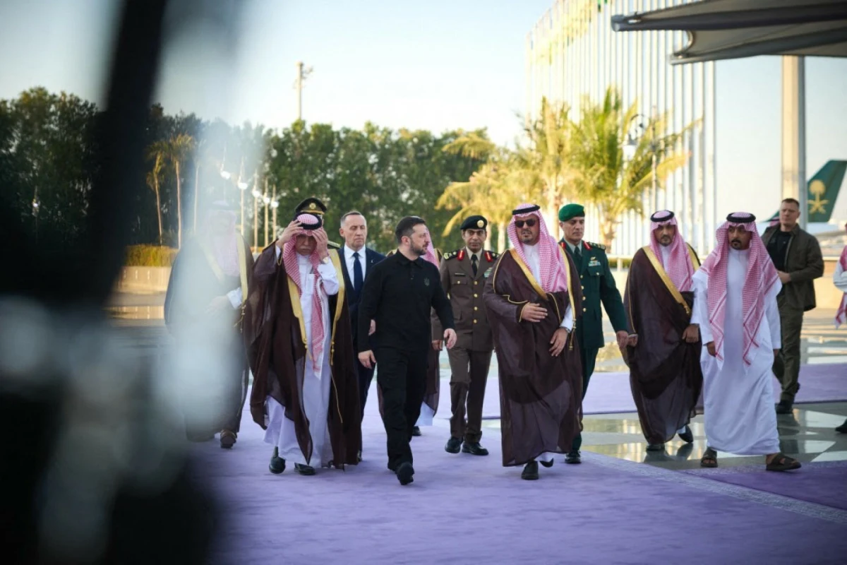 Pierwsze spotkanie delegacji ukraińskiej i amerykańskiej po awanturze w Białym Domu rozpoczęło się w Dżuddzie we wtorek o godz. 10 polskiego czasu. Jeżeli dzisiejsze rozmowy pokojowe w Arabii Saudyjskiej przebiegną pomyślnie, to USA mogą wznowić pomoc wojskową dla Ukrainy. Tak przynajmniej sugeruje szef amerykańskiej dyplomacji Marco Rubio. Wołodymyr Zełenski informował w nocy z poniedziałku na wtorek, że spotkał się już w Arabii Saudyjskiej z następcą tronu i rozmawiał z nim o warunkach koniecznych do osiągnięcia trwałego pokoju. "Szczególnie podkreśliłem kwestię uwolnienia więźniów i powrotu naszych dzieci" - napisał prezydent Ukrainy.