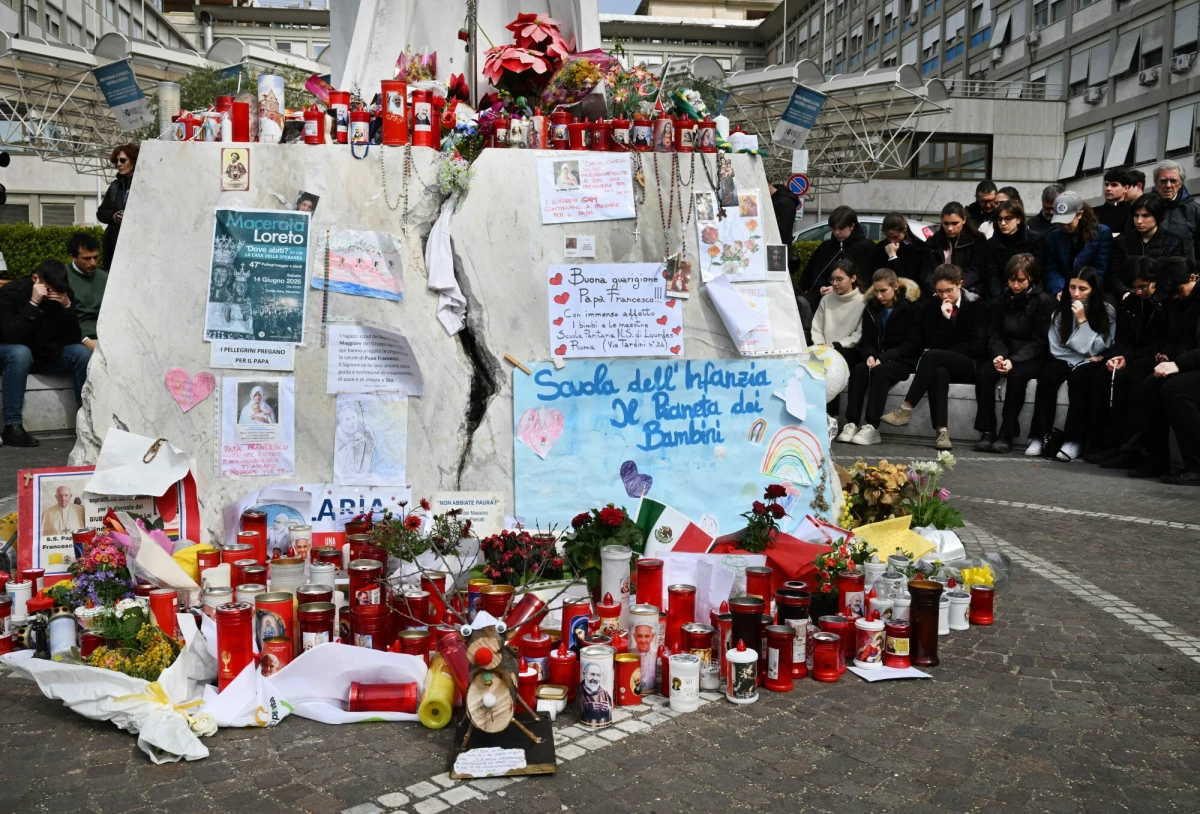 Ulga i oczekiwanie na powrót papieża Franciszka do Watykanu - tak włoska prasa komentuje poniedziałkowy biuletyn medyczny nt. stanu zdrowia Ojca Świętego. Lekarze ocenili, że nie ma bezpośredniego zagrożenia życia i nie wstrzymują się już z podaniem dalszych prognoz.