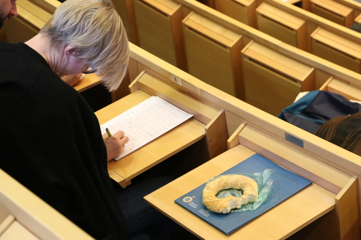 W najbliższą sobotę, 15 marca poznamy krakowskiego Mistrza Ortografii. Przed nami VIII Dyktando Krakowskie. Pół tysiąca dorosłych i stu juniorów zmierzy się z tekstem w auli Uniwersytetu Jagiellońskiego. To wyjątkowe wydarzenie, które każdego roku przyciąga miłośników języka polskiego.