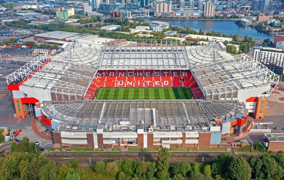 Manchester United planuje zbudować nowy stadion piłkarski. Obiekt ma powstać obok istniejącego Old Trafford - ogłosił we wtorek współwłaściciel klubu Jim Ratcliffe. Ma pomieścić 100 tys. widzów.