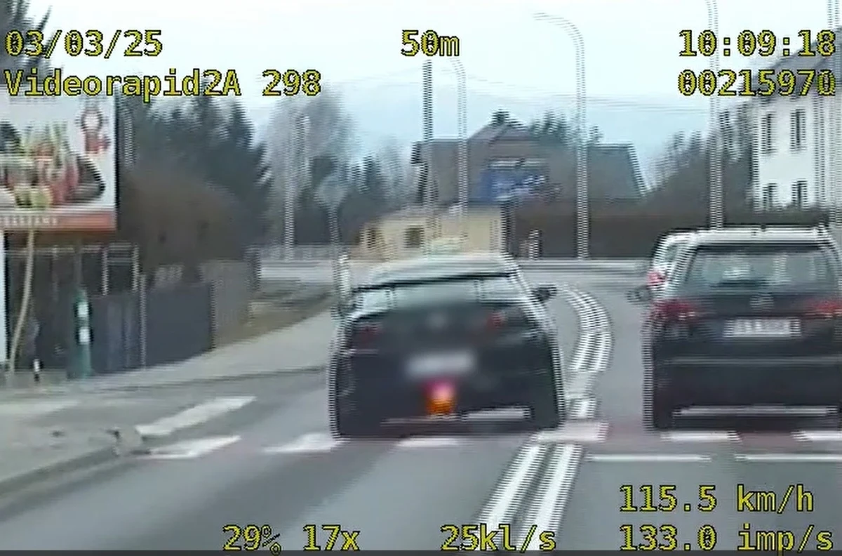 W ciągu kilku minut popełnił wykroczenia, za które mógłby dostać 130 punktów karnych i 20 tys. zł mandatu. Tak policjanci z Oświęcimia podsumowali pościg za 25-letnim kierowcą w Łękach w Małopolsce. Mężczyzna rozbił auto na ogrodzeniu. Okazało się, że po wypadku obezwładnić próbowali go pasażerowie. 