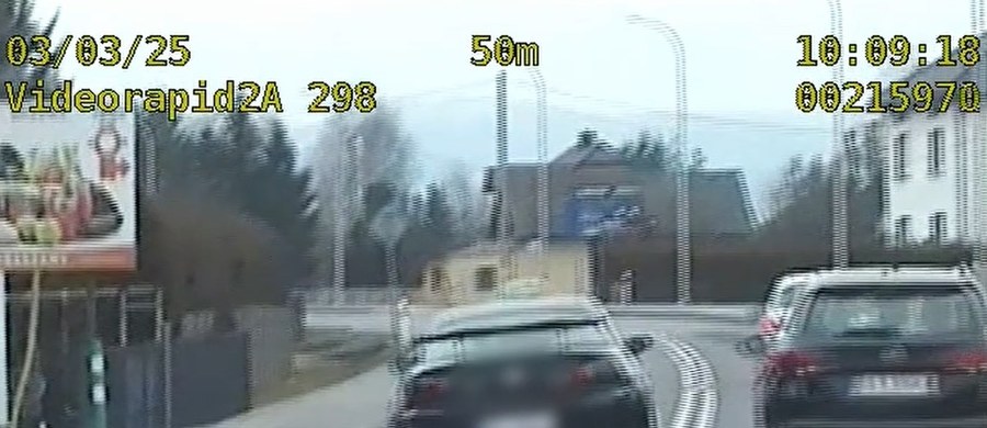 W ciągu kilku minut popełnił wykroczenia, za które mógłby dostać 130 punktów karnych i 20 tys. zł mandatu. Tak policjanci z Oświęcimia podsumowali pościg za 25-letnim kierowcą w Łękach w Małopolsce. Mężczyzna rozbił auto na ogrodzeniu. Okazało się, że po wypadku obezwładnić próbowali go pasażerowie. 