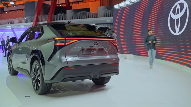 Toyota C-HR to jeden z najpopularniejszych samochodów w naszym kraju. Teraz na rynek wchodzi C-HR+, który, jak zaznacza producent, jest oddzielnym modelem. Wyróżnia się on nieco zmienioną stylistyką, innym wnętrzem i, co najważniejsze, napędem, którego nie znajdziemy w C-HR. Toyota C-HR+ jest bowiem samochodem wyłącznie elektrycznym. 