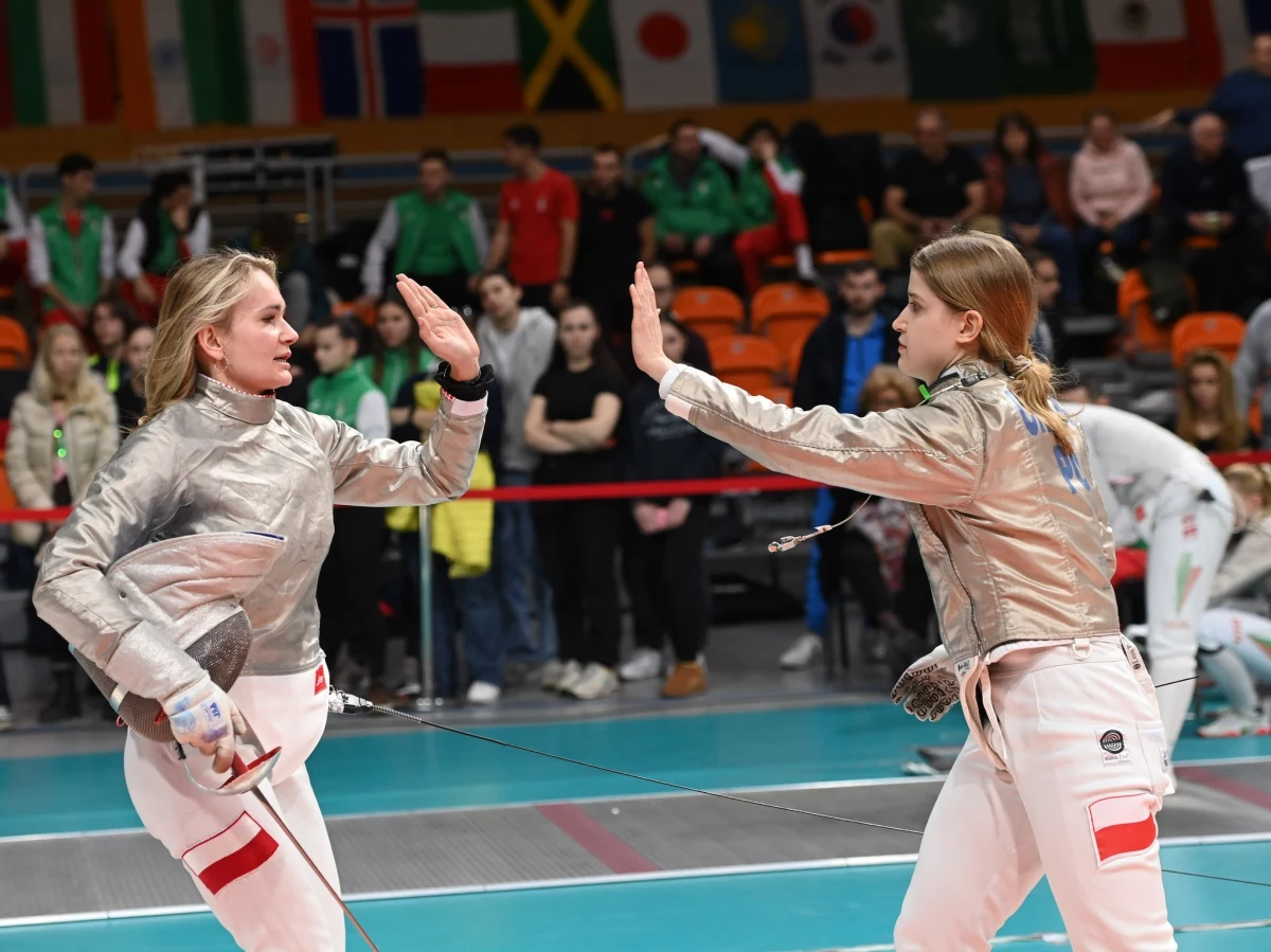 W maju w Arenie Sosnowiec odbędą się mistrzostwa Polski w szermierce. W stolicy Zagłębia Dąbrowskiego pojawią się najlepsi zawodnicy z całego kraju. W sumie blisko pół tysiąca sportowców. Rywalizacja w Sosnowcu odbędzie się we wszystkich odmianach broni – szpadzie, szabli i florecie. Na liście startowej nie zabraknie naszych reprezentantów z Paryża, w tym drużynowych brązowych medalistek w szpadzie.