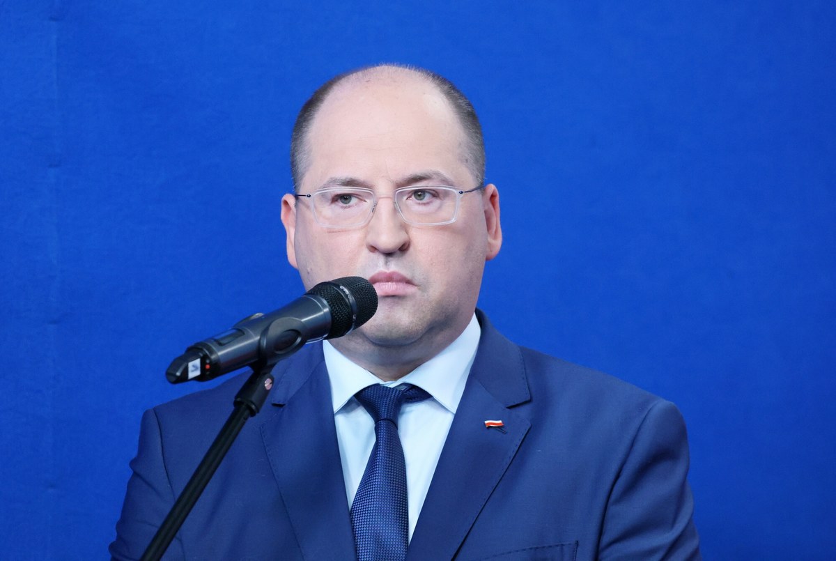 Parlament Europejski uchylił immunitet europosłowi Prawa i Sprawiedliwości Adamowi Bielanowi. Przemysław Wipler z Konfederacji oskarża polityka o pomówienie związane z zaangażowaniem jego firmy w aferę wokół Narodowego Centrum Badań i Rozwoju.