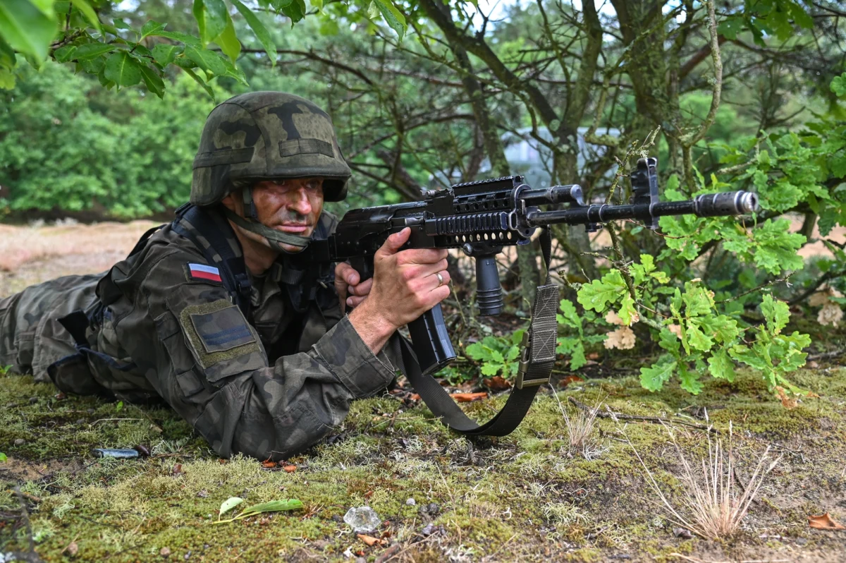 W 2027 r. Polska osiągnie możliwość przeszkolenia wojskowego 100 tys. ochotników w ciągu roku - poinformował premier Donald Tusk. Dodał również, że każda osoba zainteresowana zasadniczym szkoleniem wojskowym powinna móc w nim uczestniczyć najpóźniej w 2026 r.