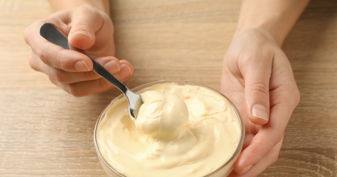 Prosty sposób na gładki i kremowy majonez domowy. Co robić gdy się zwarzy?