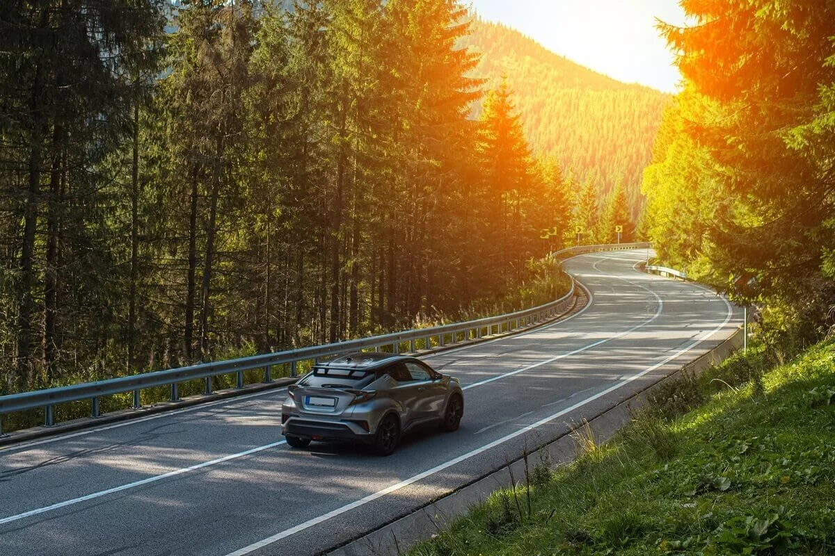 Wymiana opon zimowych na letnie w odpowiednim terminie jest niezbędna, aby utrzymać wysokie bezpieczeństwo jazdy. Zbyt wczesna wizyta w punkcie wymiany stwarza ryzyko, że niespodziewany atak zimy znacząco utrudni nam jazdę. Pozostawienie zimówek na kołach zbyt długo również nie jest korzystne – wyższe temperatury obniżają ich parametry oraz przyspieszają zużycie. Jak zatem wyznaczyć odpowiedni moment na zmianę opon na letnie?