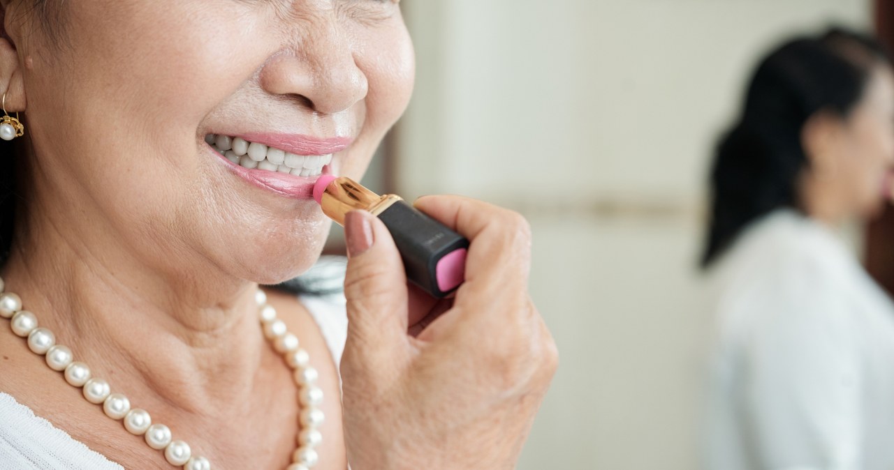 Masz już w kosmetyczce? Szminka wizualnie odmładza. Odejmie choćby kilka lat