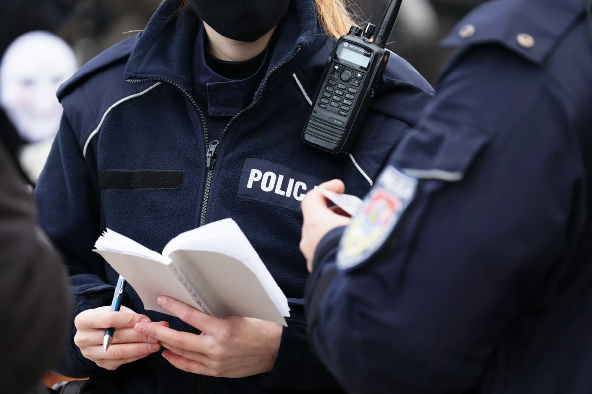 Kurier, który wczoraj najechał na półtoraroczne dziecko na prywatnej posesji we Franciszkowie (Wielkopolskie), dostał zarzut spowodowania wypadku ze skutkiem śmiertelnym - informuje dziennikarz RMF FM Beniamin Kubiak-Piłat. Mężczyźnie grozi kara do 8 lat więzienia.