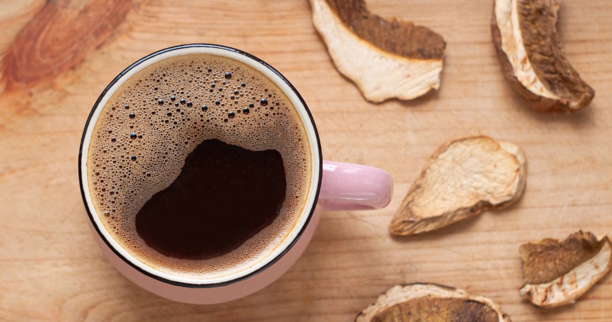 Zawiera naturalne adaptogeny, wycisza nerwy i stany zapalne. Czym jest i jak działa kawa z grzybami?