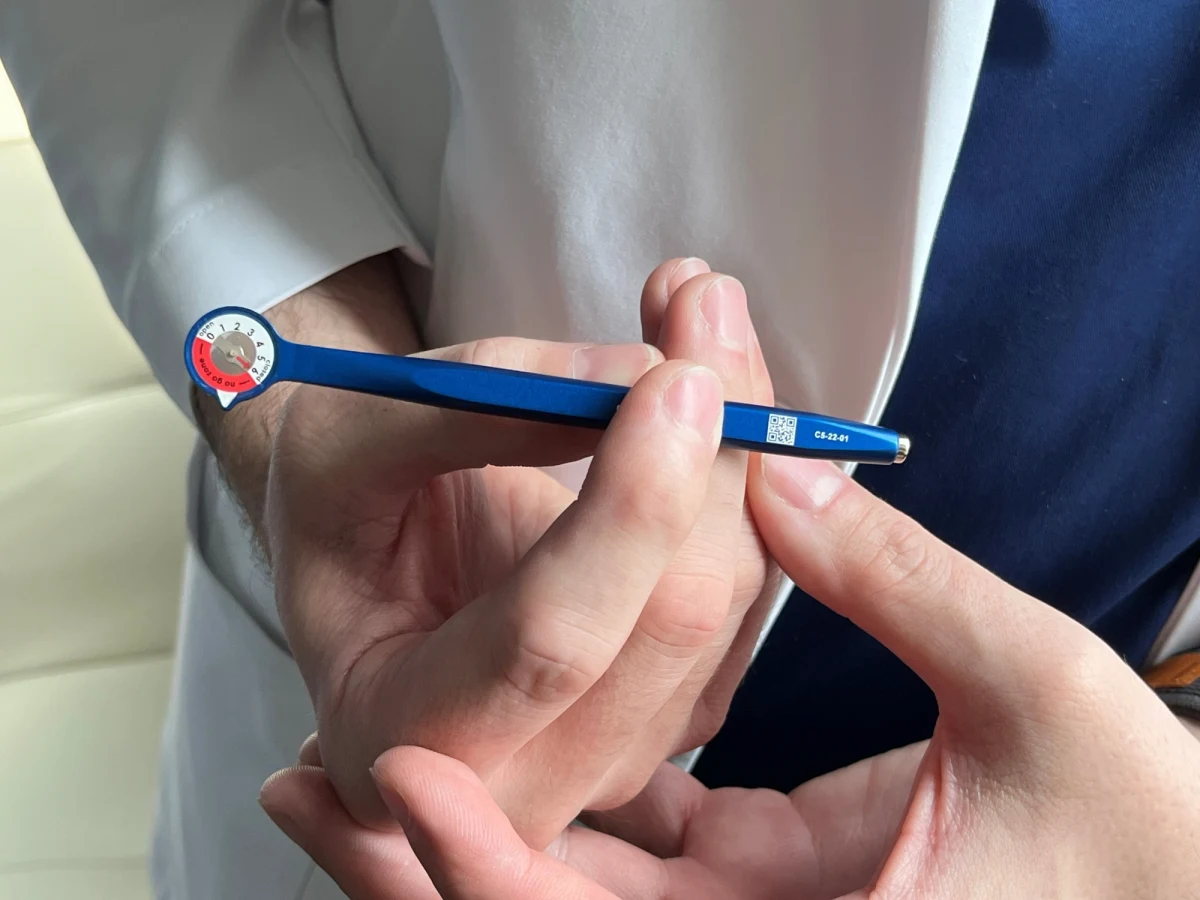 Przełomowe implanty w leczeniu jaskry. W Uniwersyteckim Centrum Klinicznym w Katowicach przeprowadzono pierwsze w Polsce zabiegi wszczepienia pacjentom urządzenia, które umożliwia pooperacyjną regulację ciśnienia wewnątrzgałkowego. 