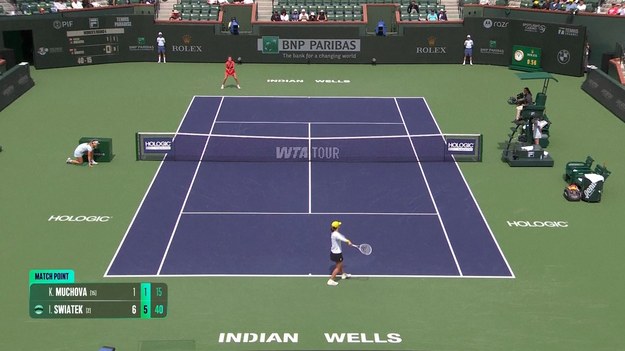 Iga Świątek nie zwalnia tempa w turnieju WTA 1000 w Indian Wells. We wtorkowym meczu liderka światowego rankingu w imponującym stylu pokonała Karolinę Muchovą 6:1, 6:1, zapewniając sobie awans do ćwierćfinału.
O awans do półfinału liderka światowego rankingu powalczy z Chinką Zheng Qinwen (nr 8) lub Ukrainką Martą Kostyuk (nr 18). Niezależnie od rywalki, Świątek ponownie będzie faworytką do zwycięstwa.