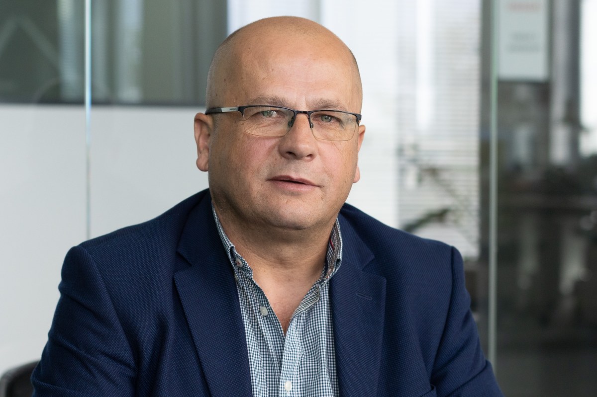 "Historia konfliktów pokazuje, że żadnej wojny na świecie nie wygrała armia zawodowa, tylko wygrywają ją rezerwiści" - mówił w Radiu RMF24 generał brygady Jarosław Kraszewski. Gość Tomasza Weryńskiego w ten sposób podkreślił konieczność przeprowadzenia programu szkoleń wojskowych, zaproponowanych przez Donalda Tuska. Oprócz tego skomentował propozycję parasola nuklearnego od Francji.