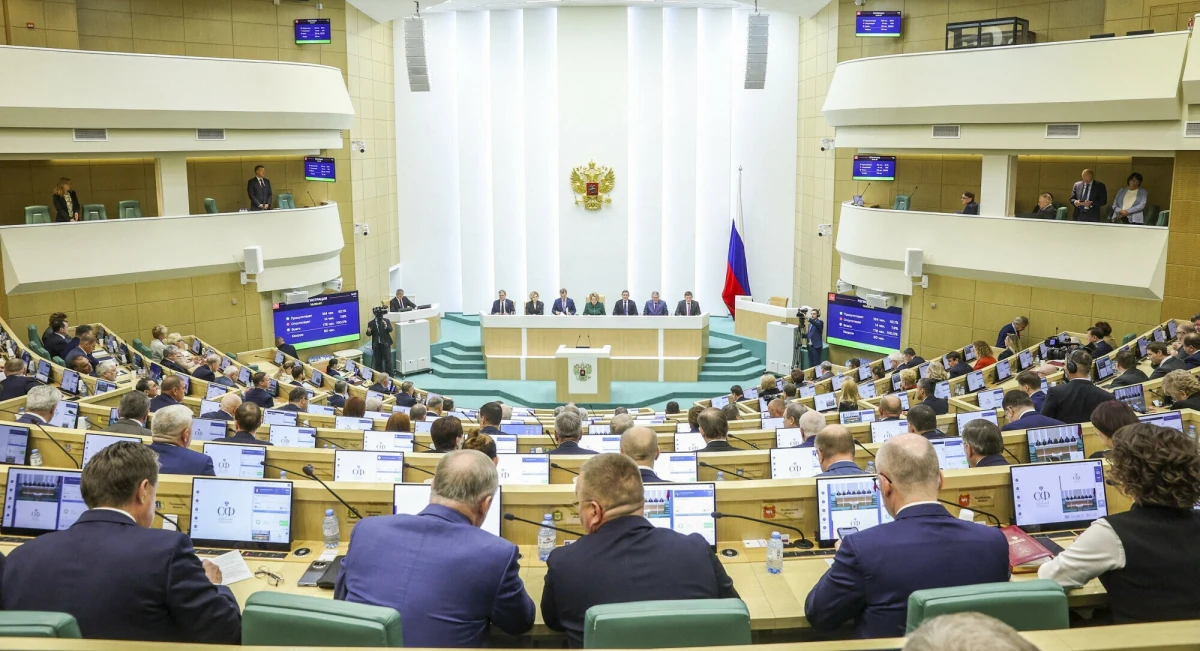 Wszelkie porozumienia mające na celu zakończenie wojny w Ukrainie muszą zostać zawarte na warunkach rosyjskich, a nie na amerykańskich - powiedział Konstantin Kosaczew, przewodniczący komisji ds. międzynarodowych Rady Federacji. To pierwsze tak buńczuczne słowa z Moskwy w sprawie zawieszenia broni w Ukrainie.