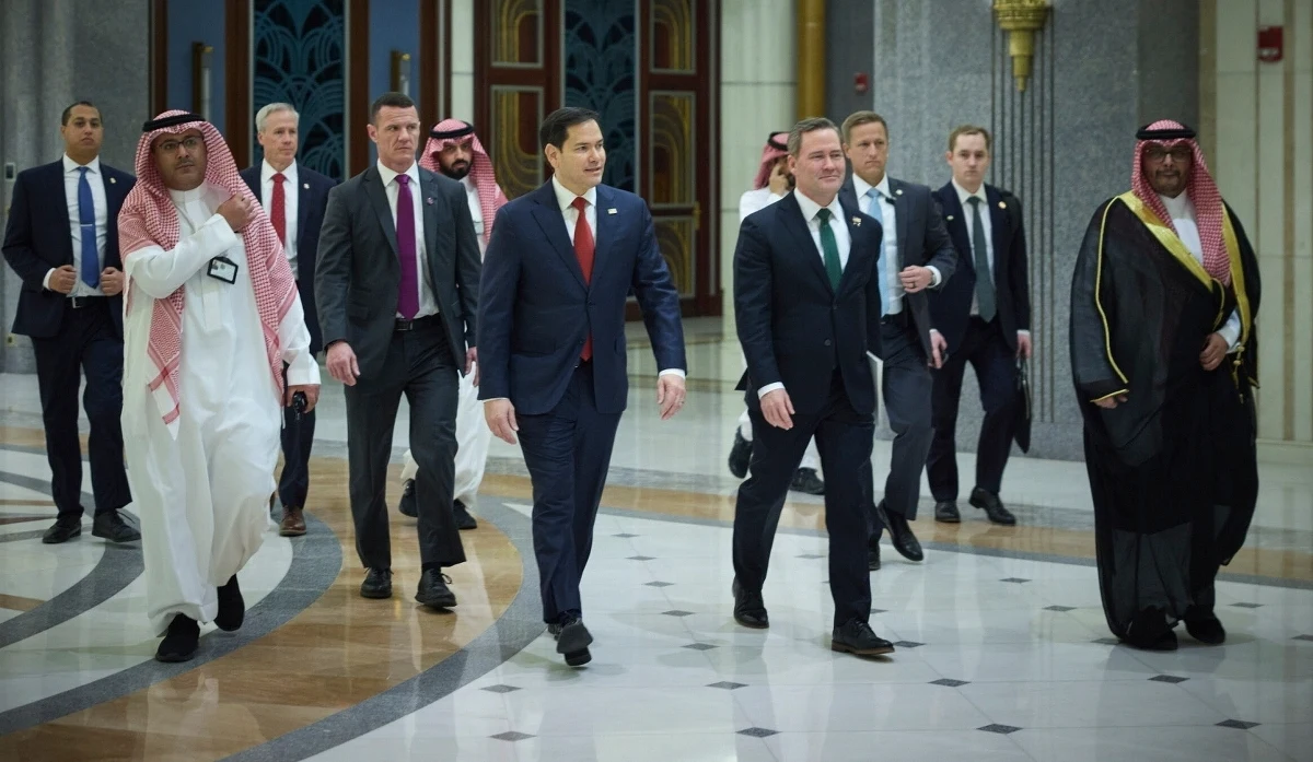 Ukraina wyraziła gotowość do wdrożenia propozycji natychmiastowego 30-dniowego zawieszenia broni - ogłosiły USA i Ukraina po wtorkowych wielogodzinnych negocjacjach w Arabii Saudyjskiej. Amerykanie zapewnili także, że natychmiast wznawiają wsparcie wojskowe i wywiadowcze dla Ukrainy. "Piłka jest po stronie Rosji" - stwierdził sekretarz stanu USA Marco Rubio.