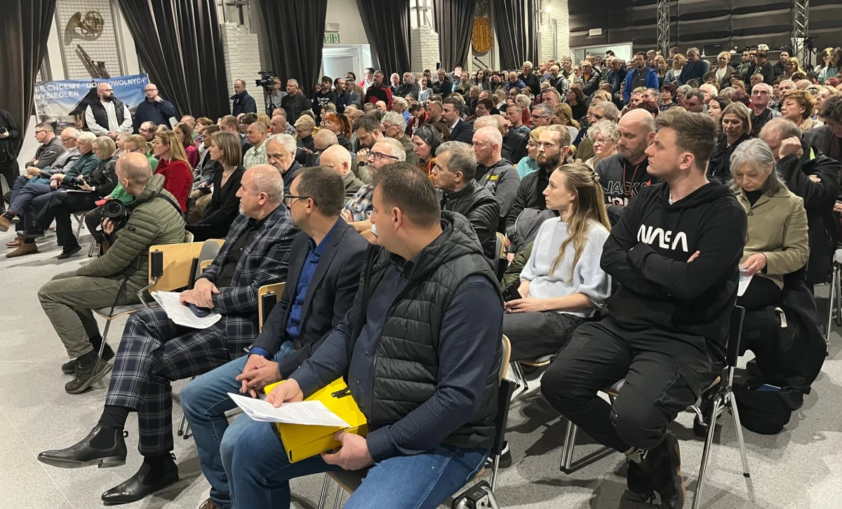 Mieszkańcy gminy Stronie Śląskie mają obawy, że zabezpieczenia ich terenów przed kolejną powodzią doprowadzą do podziału mieszkańców na dwa obozy. We wtorkowy wieczór zakończyły się pierwsze konsultacje społeczne w tej sprawie.