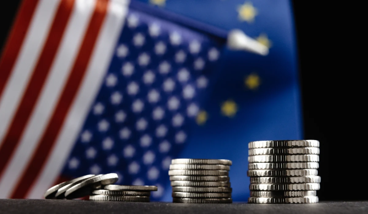 ​Komisja Europejska poinformowała o nałożeniu ceł przez Unię Europejską na towary ze Stanów Zjednoczonych o wartości 26 mld euro. To odpowiedź na cła nałożone przez Amerykę na import stali i aluminium z UE. W pierwszej kolejności KE odwiesi cła z czasów pierwszej prezydentury Donalda Trumpa, a potem nałoży nowe, np. na wołowinę i cukier.