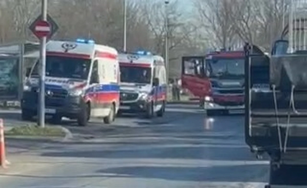 Sześć samochodów zderzyło się na skrzyżowaniu Alei Pokoju i ul. Ofiar Dąbia w Krakowie. Dwie osoby zostały poszkodowane.