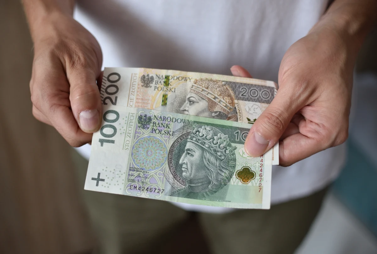 Polacy są coraz bardziej zadłużeni. Nieopłacone na czas zobowiązania nas wszystkich to już prawie 85 miliardów złotych.