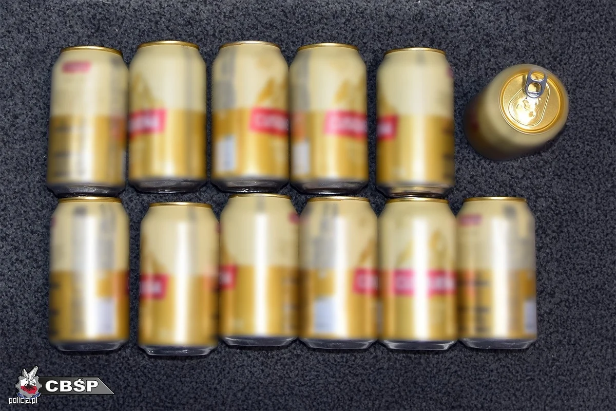 Służby zatrzymały mężczyznę, który w puszkach po piwie próbował przemycić z Peru do Polski 3,5 kg kokainy. Narkotyk ma czarnorynkową wartość ponad milion złotych - podała policja. Mężczyzna wpadł na warszawskim lotnisku Okęcie.