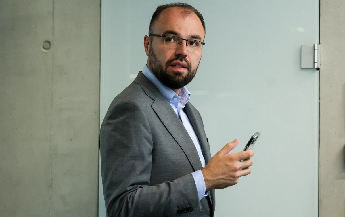 ​Były szef Rządowego Centrum Legislacji Krzysztof Szczucki został wezwany do prokuratury. Jak dowiedział się reporter RMF FM, polityk PiS ma usłyszeć zarzuty w związku z zatrudnieniem siedmiu osób organizujących jego kampanię wyborczą. Miały one otrzymywać wynagrodzenie z rządowej instytucji.