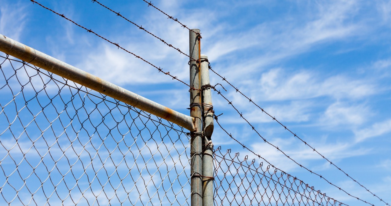 Spektakularna ucieczka z więzienia. Schował się w torbie kolegi