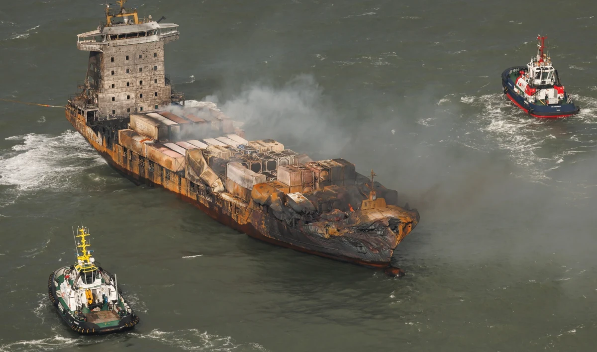 Rosjaninem okazał się kapitan kontenerowca, który w poniedziałek doprowadził do zderzenia z tankowcem wyczarterowanym przez amerykańską armię na Morzu Północnym - poinformowało BBC. 59-letni mężczyzna został aresztowany pod zarzutem nieumyślnego spowodowania śmierci.