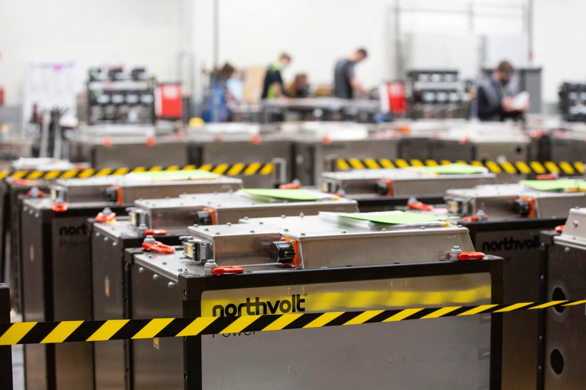 Szwedzki producent baterii do samochodów elektrycznych, Northvolt, złożył w sądzie w Sztokholmie wniosek o upadłość, a sąd po kilku godzinach ogłosił bankructwo. Decyzja ta dotyka bezpośrednio około 5 tysięcy pracowników w Szwecji i jest określana przez prasę jako "największe bankructwo we współczesnej historii Szwecji". 