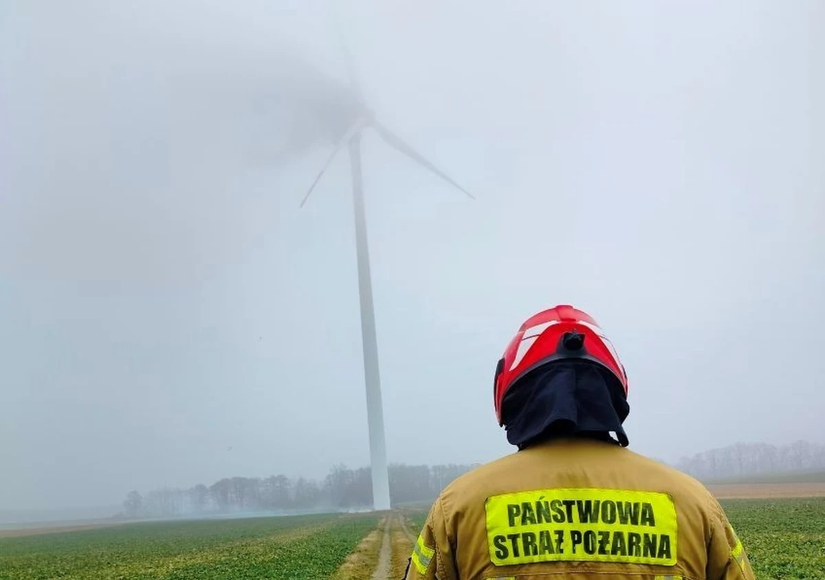 Płonie jedna z siedmiu turbin na farmie wiatrowej PGE Resko I w miejscowości Ługowina w Zachodniopomorskiem. Na razie nie wiadomo, co było powodem pojawienia się ognia. 