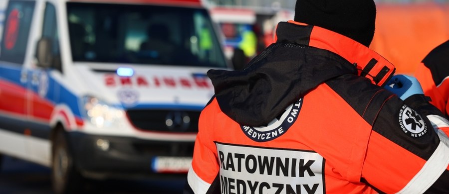 Trzy zarzuty zostały przedstawione 46-latkowi, który w poniedziałkowy wieczór zaatakował ratownika medycznego na szpitalnym oddziale ratunkowym w Gdyni. Mężczyzna uderzył go wózkiem inwalidzkim. Był pod wpływem alkoholu.