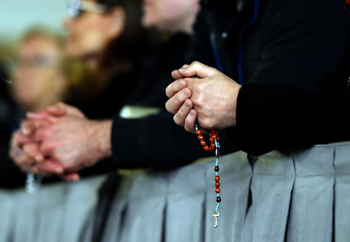 Papież Franciszek, przebywając w szpitalu, łączy się zdalnie z Watykanem i obserwuje rekolekcje Kurii Rzymskiej - poinformowało watykańskie biuro prasowe. W dniach, w których odprawiane są rekolekcje, Ojciec Święty nie przyjmuje wizyt.