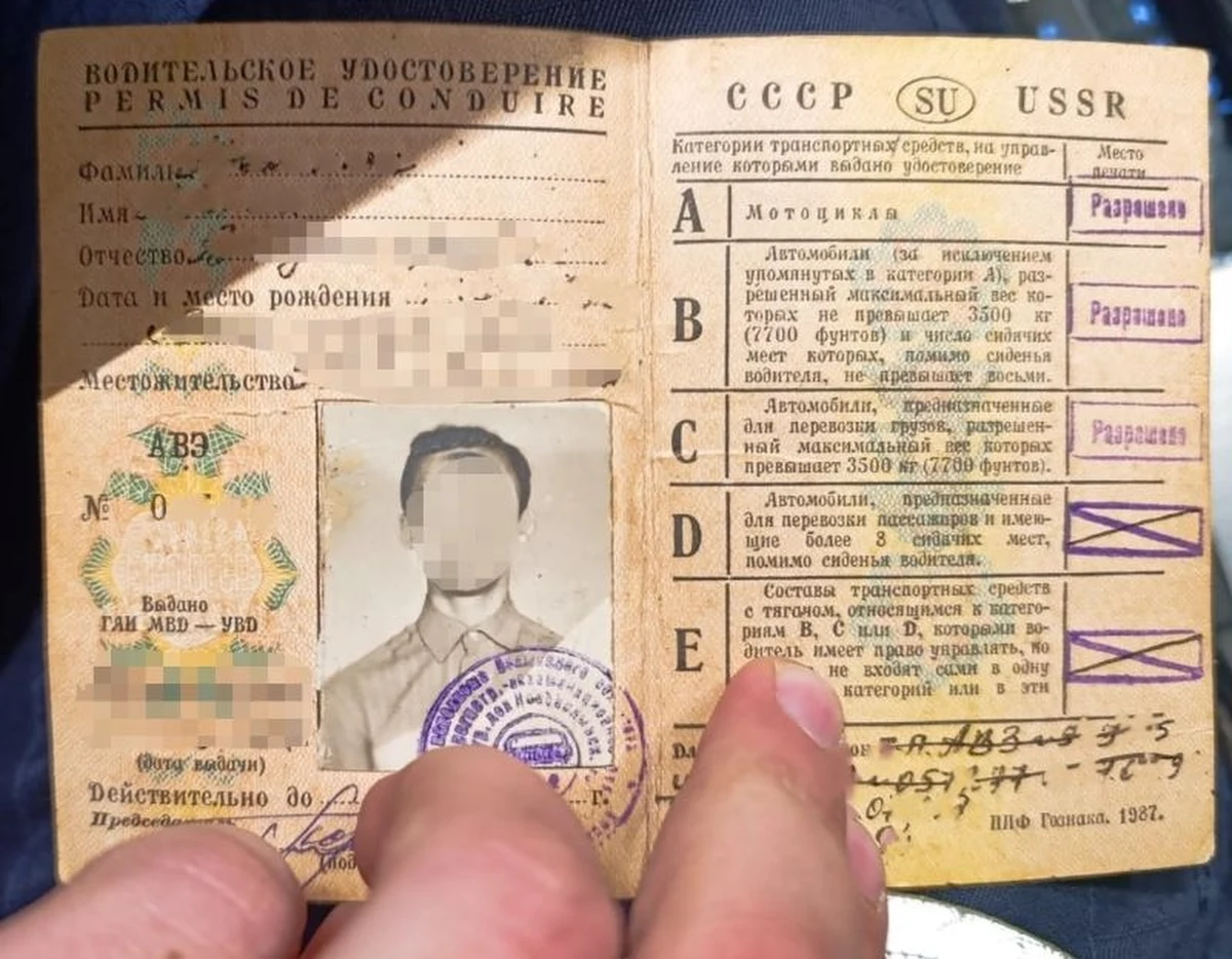 Policjanci z Gdyni zatrzymali do kontroli drogowej mężczyznę, który przekroczył dozwoloną prędkość. Do zdarzenia doszło we wtorek, około godziny 21:30, na ulicy Morskiej. Zaskoczeniem dla funkcjonariuszy okazało się, że 52-letni kierowca, obywatel Ukrainy, posługiwał się prawem jazdy wydanym przez Związek Socjalistycznych Republik Radzieckich.