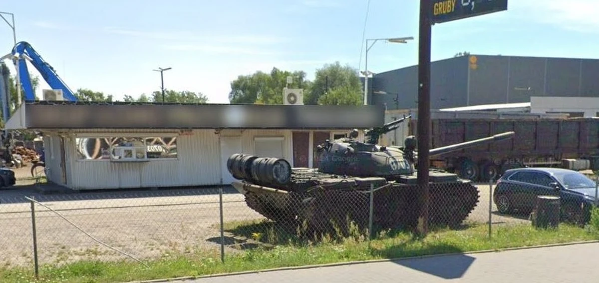 Nietypowa kradzież w Pruszkowie na Mazowszu. Policja szuka sprawcy lub sprawców, którzy ukradli rozbrojony czołg T-55. Pojazd stał przy skupie złomu. Postępowanie dotyczące kradzieży prowadzone jest pod nadzorem Prokuratury Rejonowej w Pruszkowie.