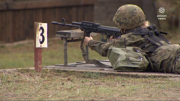 Zainteresowanie jest, ale nie brakuje pytań, jak będą wyglądać powszechne, dobrowolne szkolenia wojskowe dla kobiet i mężczyzn, które zapowiedział rząd. Czy umiejętności będzie mógł zdobyć każdy, co z rekompensatą za nieobecność w pracy czy ubezpieczeniem? Program ma ruszyć w przyszłym roku. Premier chce, by w 2027 roku liczba przeszkolonych osiągnęła poziom 100 tysięcy osób rocznie. Dominik Lorenc.