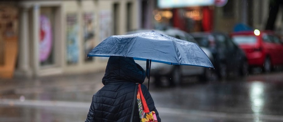 Jak informuje IMGW, przed nami kilka dni z nieprzyjemnymi warunkami atmosferycznymi. Od czwartku do weekendu możemy spodziewać się załamania pogody, które przyniesie ze sobą intensywne opady deszczu, a miejscami nawet śniegu. 