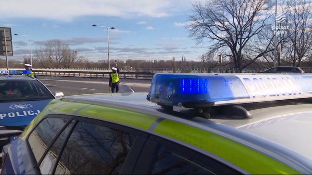 Pirat drogowy przez duże P, czyli 25-latek pod wpływem narkotyków za kierownicą leciwej mazdy, którą chciał kupić. Nie dość, że ją rozbił, to jeszcze będzie musiał zapłacić mandat wyższy, niż auto było warte przed wypadkiem. A uciekając przed policją nazbierał tyle punktów, że prawo jazdy straciłby kilka razy. Choć to bez znaczenia, bo stracił je już wcześniej. Jacek Gasiński.