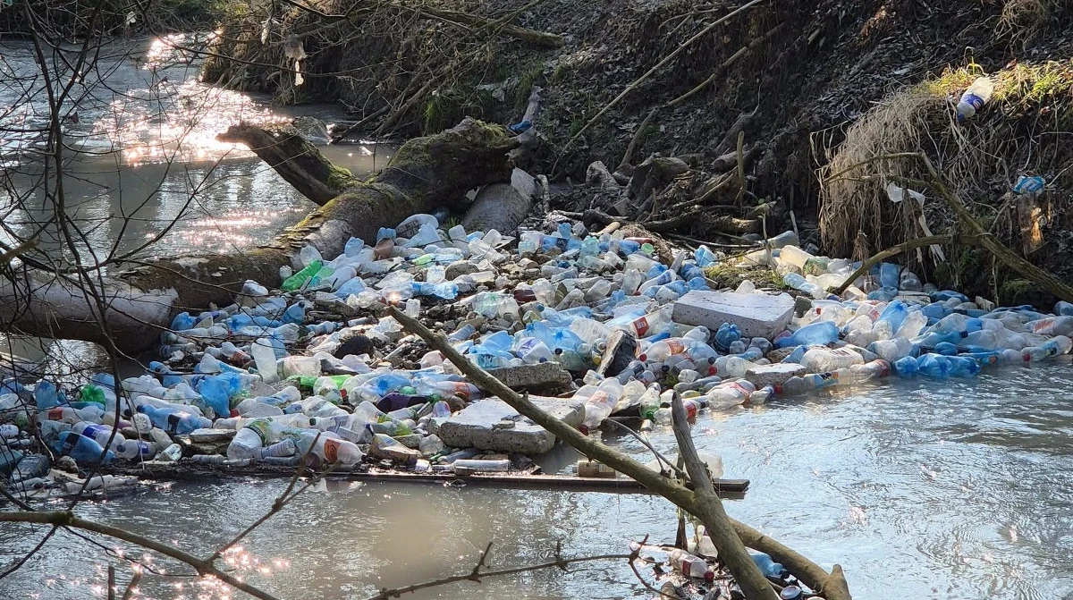 Puszki, butelki, plastikowe pudełka, kanistry, lodówki i odpady budowlane - tak od lat wygląda rejon rzeki Prądnik na północy Krakowa w Małopolsce. Społecznicy, którzy regularnie sprzątają to miejsce, znajdują tam tony odpadów. Właśnie po ich apelach w rejonie rzeki zamontowano fotopułapki.