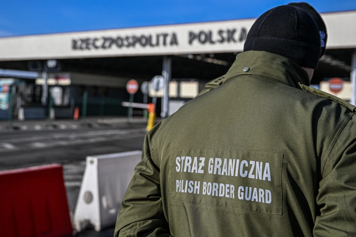 Palestyński dyplomata próbował swym samochodem przemycić do Polski dwóch Ukraińców, którzy chcieli uniknąć wcielenia do armii. Zostali zatrzymani przez lwowskich pograniczników na przejściu Krakowiec-Korczowa na Podkarpaciu. 