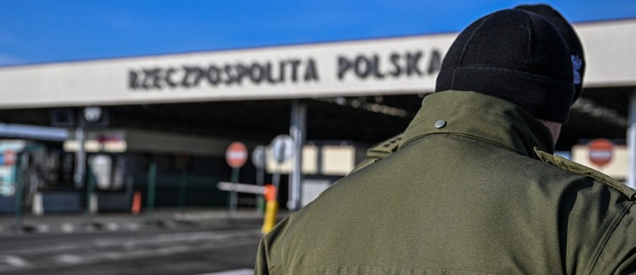 Palestyński dyplomata próbował swym samochodem przemycić do Polski dwóch Ukraińców, którzy chcieli uniknąć wcielenia do armii. Zostali zatrzymani przez lwowskich pograniczników na przejściu Krakowiec-Korczowa na Podkarpaciu. 