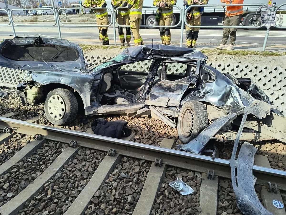 33-latek wjechał volkswagenem na przejazd kolejowy i zderzył się z pociągiem towarowym - poinformowała w środę częstochowska policja. Wcześniej zignorował czerwone światło. Mężczyzna przeżył, choć - patrząc na zdjęcia roztrzaskanego po wypadku auta - można stwierdzić, że to niewyobrażalny łut szczęścia. Z obrażeniami ciała trafił do szpitala. 
