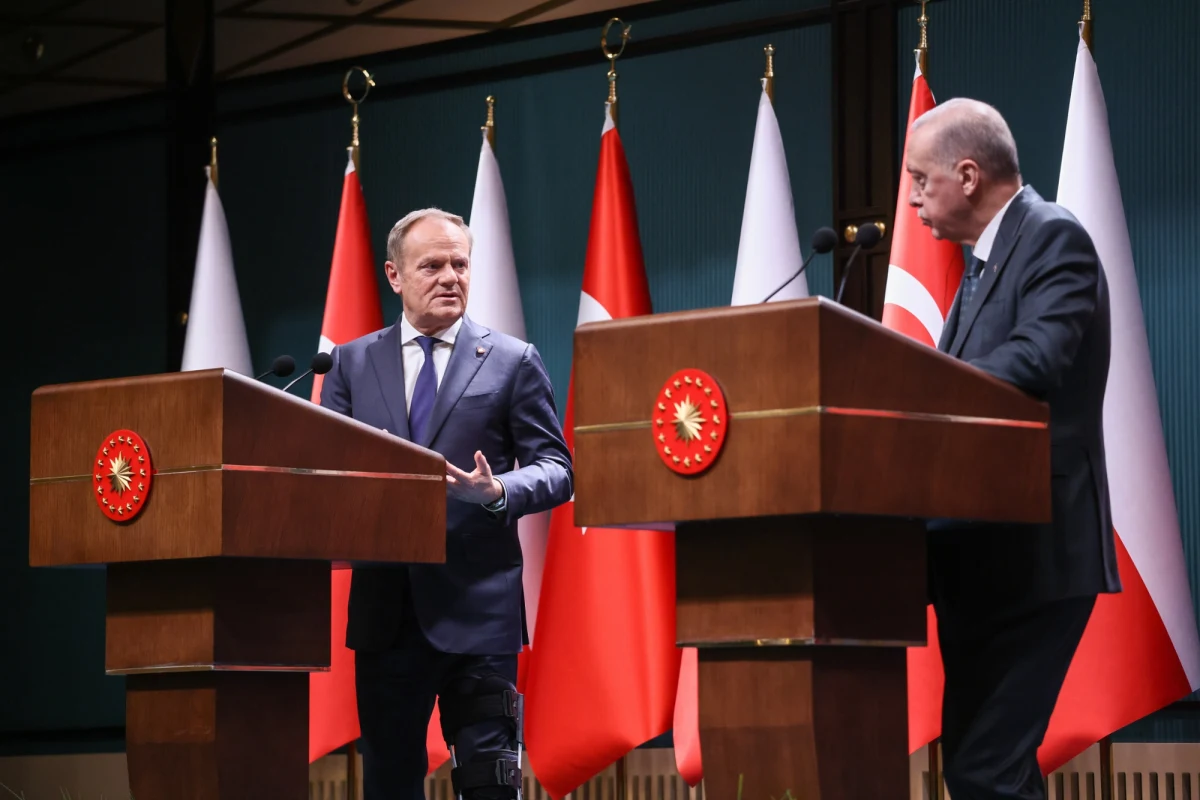 "Podobnie jak Turcja, Polska pragnie jak najszybszego rozejmu i pokoju. Identycznie i pozytywnie oceniamy pierwsze efekty rozmów, jakie odbyły się w Arabii Saudyjskiej. Dzisiaj staje się jasne, że rozejm, a później pokój, jest celem Polski, Turcji, Ukrainy, Stanów Zjednoczonych. Jedynym znakiem zapytania pozostaje dziś reakcja Rosji" - powiedział premier Donald Tusk, który w środę w Ankarze spotkał się z prezydentem Turcji Recepem Tayyipem Erdoganem. "Jesteśmy gotowi udostępnić miejsce do kolejnych rozmów (o zakończeniu wojny - przyp. red.), a także inne potrzebne pomoce" - poinformował prezydent Turcji. Polski premier powiedział też, że potwierdzono wymianę handlową między Polską a Turcją na poziomie 15 miliardów dolarów.