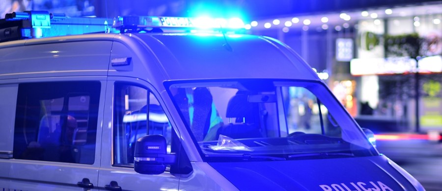 Służby zatrzymały 41-letniego Krzysztofa P., który we wtorek zaatakował nożem dwie osoby w centrum Legnicy (woj. dolnośląskie). Jedna z nich zmarła w szpitalu, a druga, której rany były mniej poważne, opuściła już szpital. Agresor usłyszał m.in. zarzut zabójstwa.