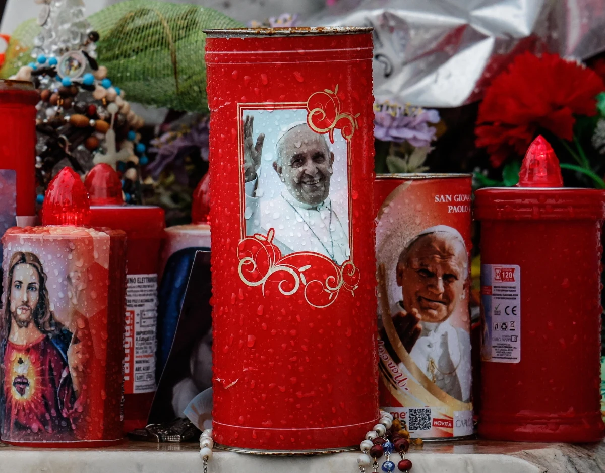 Papież Franciszek, który od blisko miesiąca przebywa w rzymskiej Poliklinice Gemelli, jest w stabilnym stanie. Jego zdrowie się poprawia - poinformował w środowy wieczór Watykan.