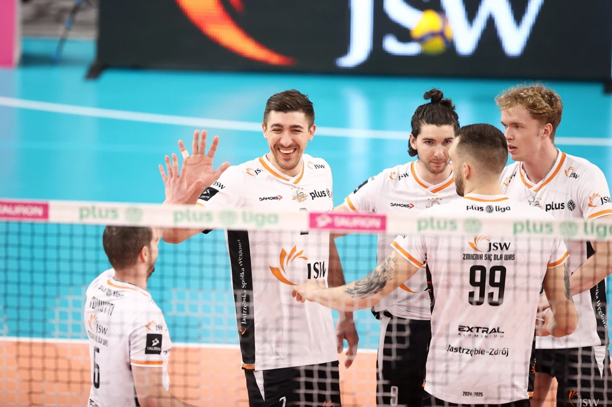 ​Siatkarze JSW Jastrzębskiego Węgla przegrali na wyjeździe z greckim Olympiakosem Pireus 2:3 (25:20, 25:21, 14:25, 20:25, 12:15) w pierwszym meczu ćwierćfinałowym Ligi Mistrzów. 